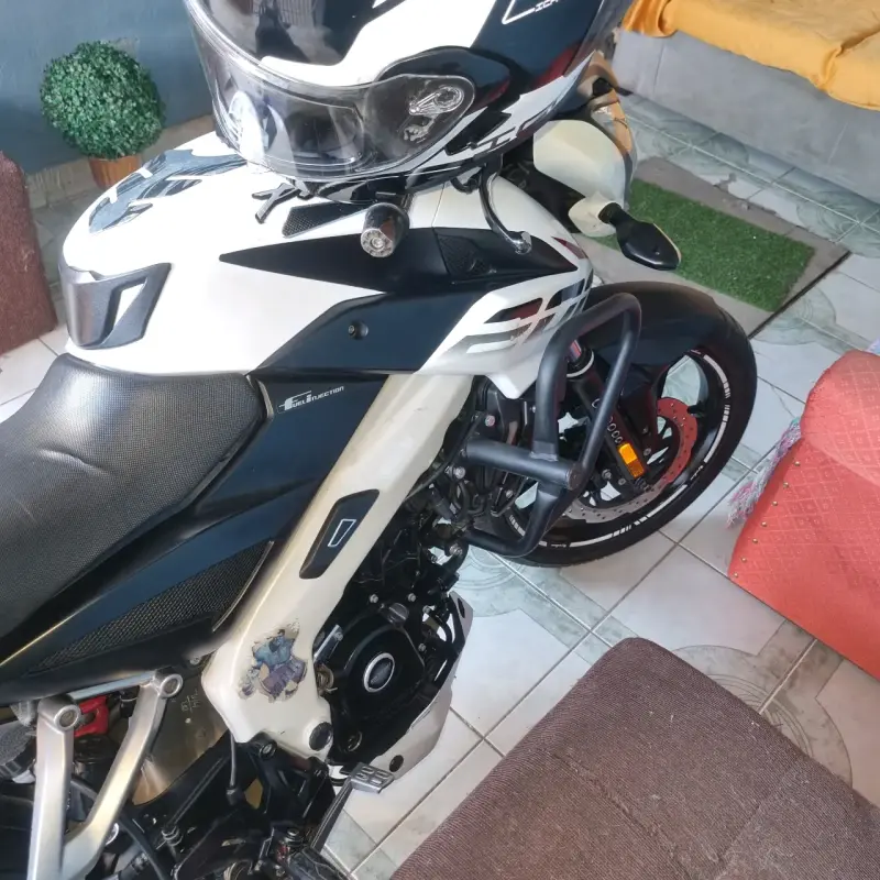 Motocicleta deportiva blanca en buen estado - 3