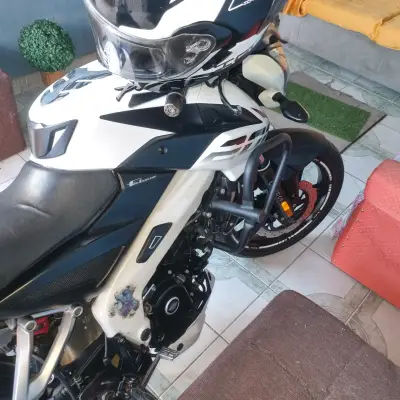 Motocicleta deportiva blanca en buen estado - miniatura 3