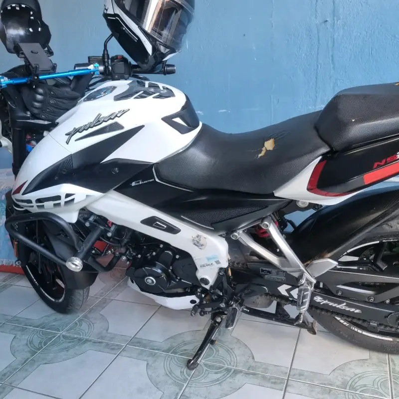Motocicleta deportiva blanca en buen estado - 4