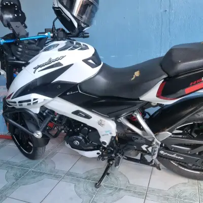 Motocicleta deportiva blanca en buen estado - miniatura 4