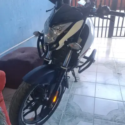 Motocicleta deportiva blanca en buen estado - miniatura 5