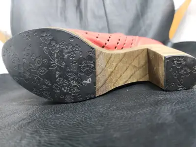 Zapatos de tacón rojo con diseño floral - miniatura 1