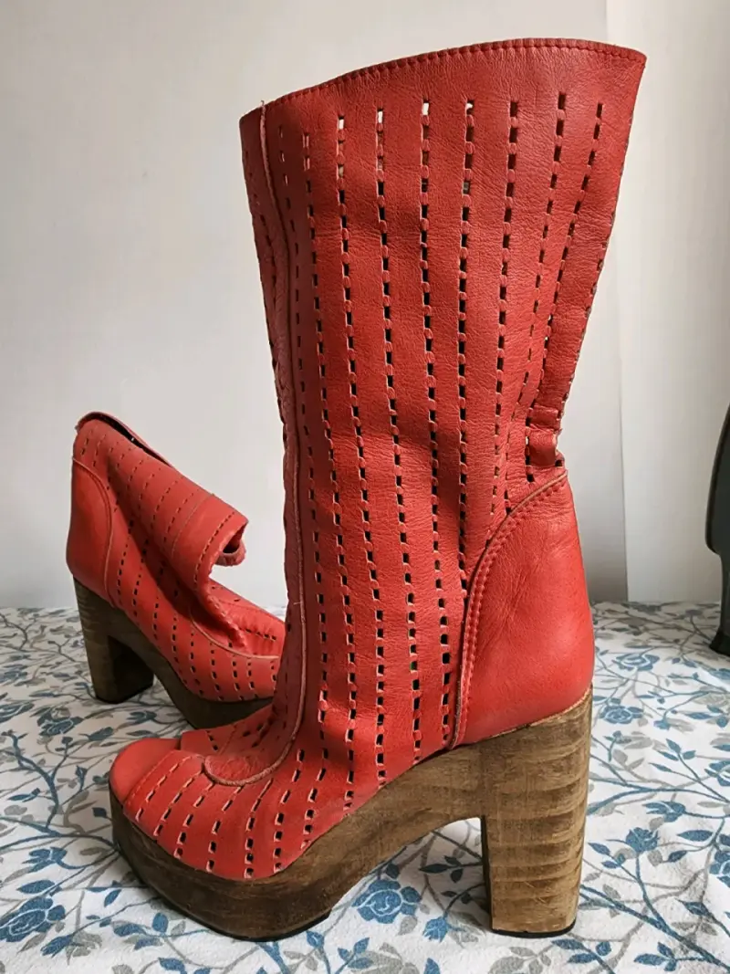 Zapatos de tacón rojo con diseño floral - 2