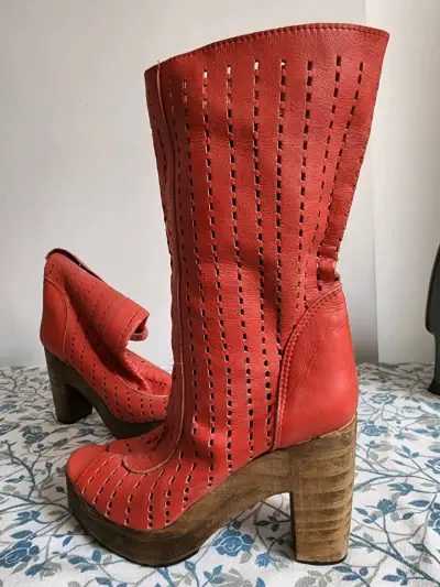 Zapatos de tacón rojo con diseño floral - miniatura 2