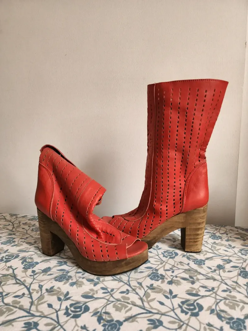 Zapatos de tacón rojo con diseño floral - 3