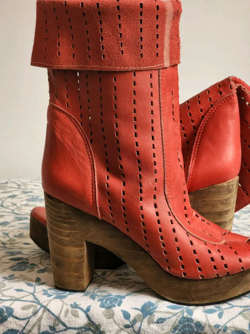 Zapatos de tacón rojo con diseño floral - 4
