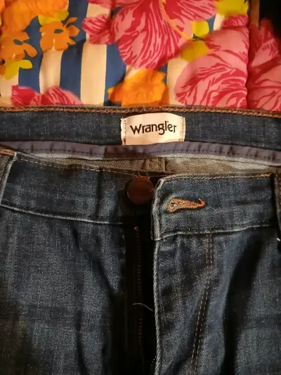 Jeans Wrangler azul clásico para hombre - miniatura 1