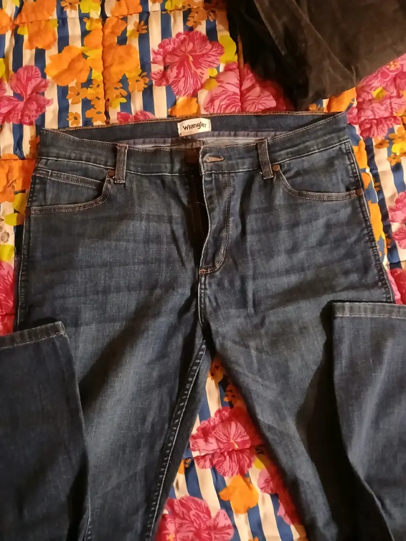 Jeans Wrangler azul clásico para hombre - 2