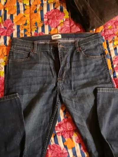 Jeans Wrangler azul clásico para hombre - miniatura 2