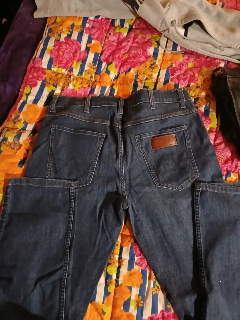 Jeans Wrangler azul clásico para hombre - 4