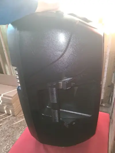 Parlante portátil negro con asa - miniatura 1