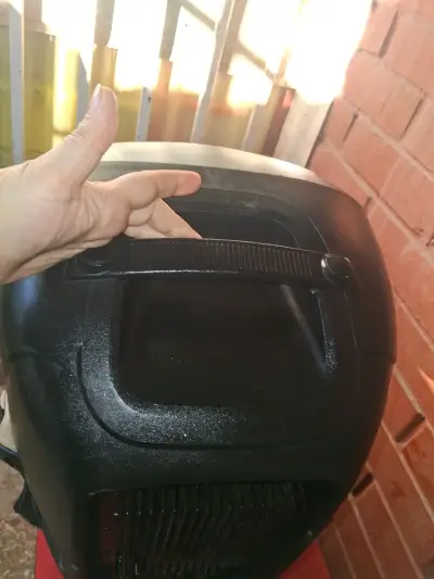Parlante portátil negro con asa - miniatura 5