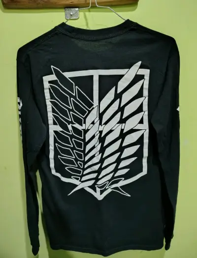 Polera negra attack on titan - miniatura 1