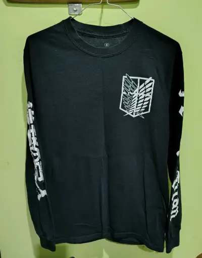 Polera negra attack on titan - miniatura 2
