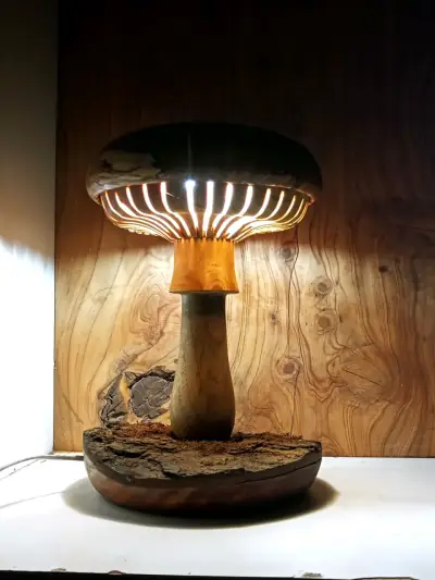 Lámpara de mesa artesanal de madera - miniatura 1