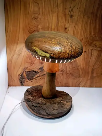 Lámpara de mesa artesanal de madera - miniatura 2