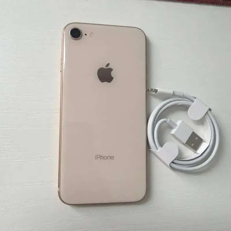 iPhone 8 dorado con cable USB