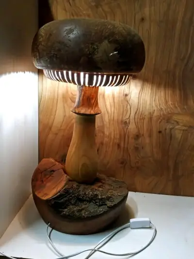 Lámpara de mesa artesanal en madera - miniatura 1