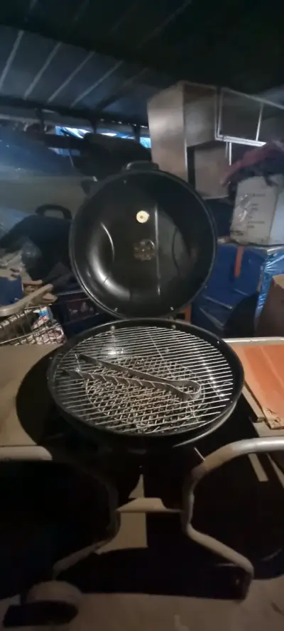 Parrilla de carbón con tapa y ruedas - miniatura 1
