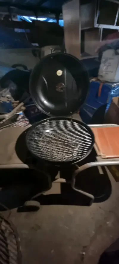 Parrilla de carbón con tapa y ruedas - miniatura 3