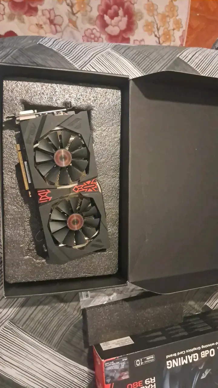 Tarjeta gráfica ASUS Strix Radeon R9 380 - 5