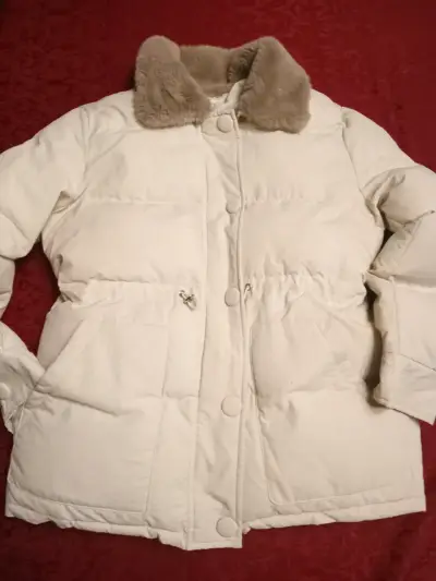 Chaqueta acolchada blanca con cuello de piel - miniatura 1