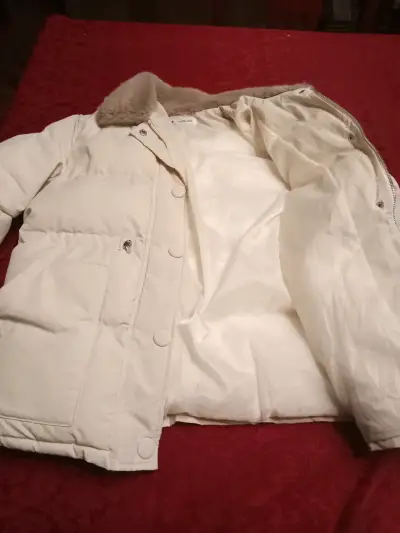 Chaqueta acolchada blanca con cuello de piel - miniatura 2