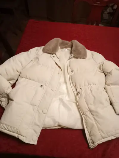 Chaqueta acolchada blanca con cuello de piel - miniatura 3