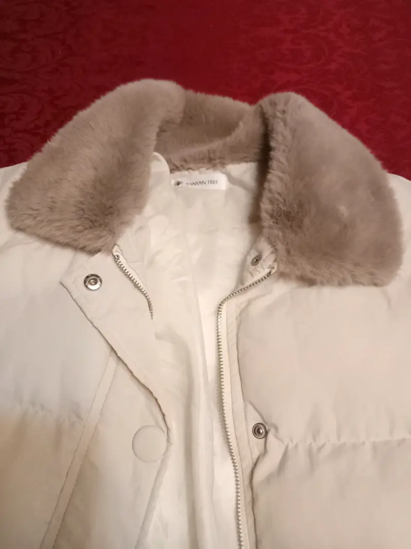 Chaqueta acolchada blanca con cuello de piel - 4