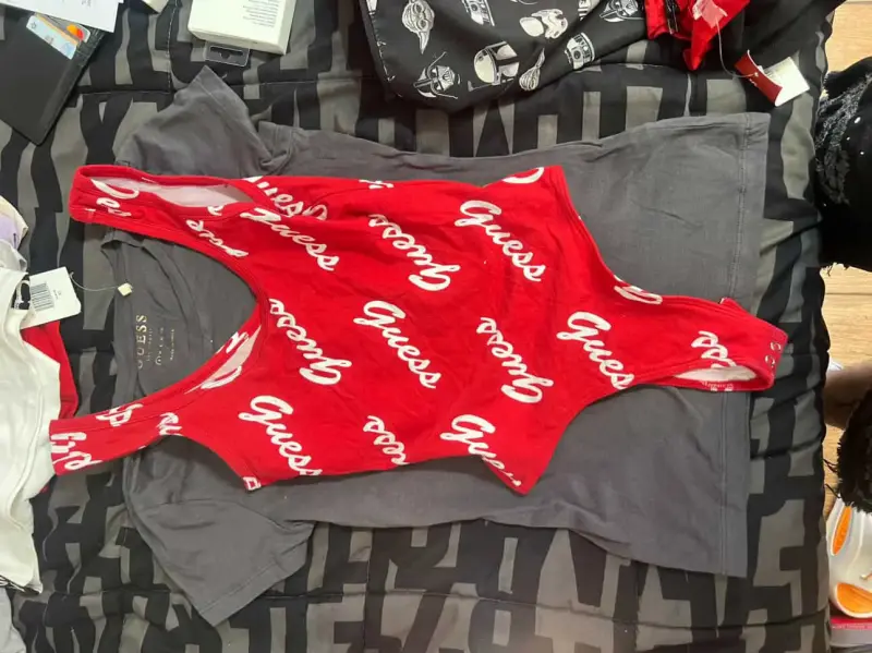 Body rojo Guess con logo estampado