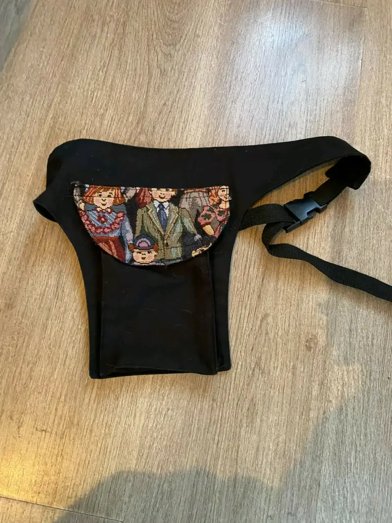 Riñonera negra con diseño - 2