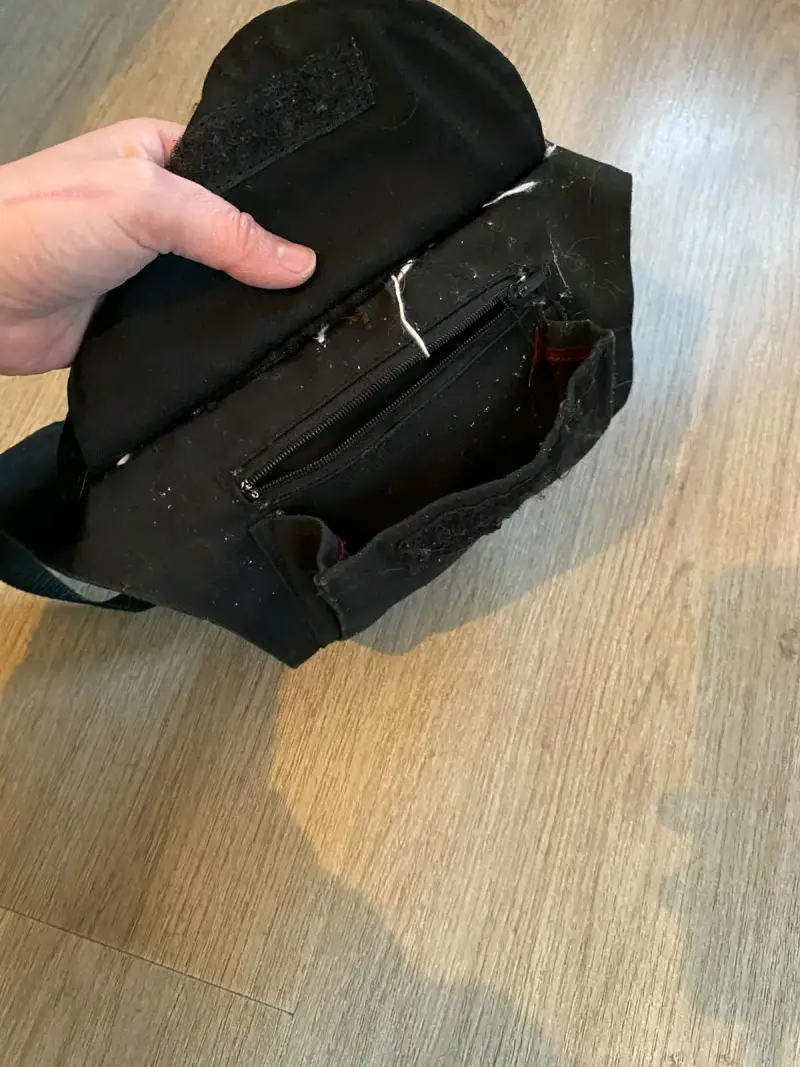 Riñonera negra con diseño - 4