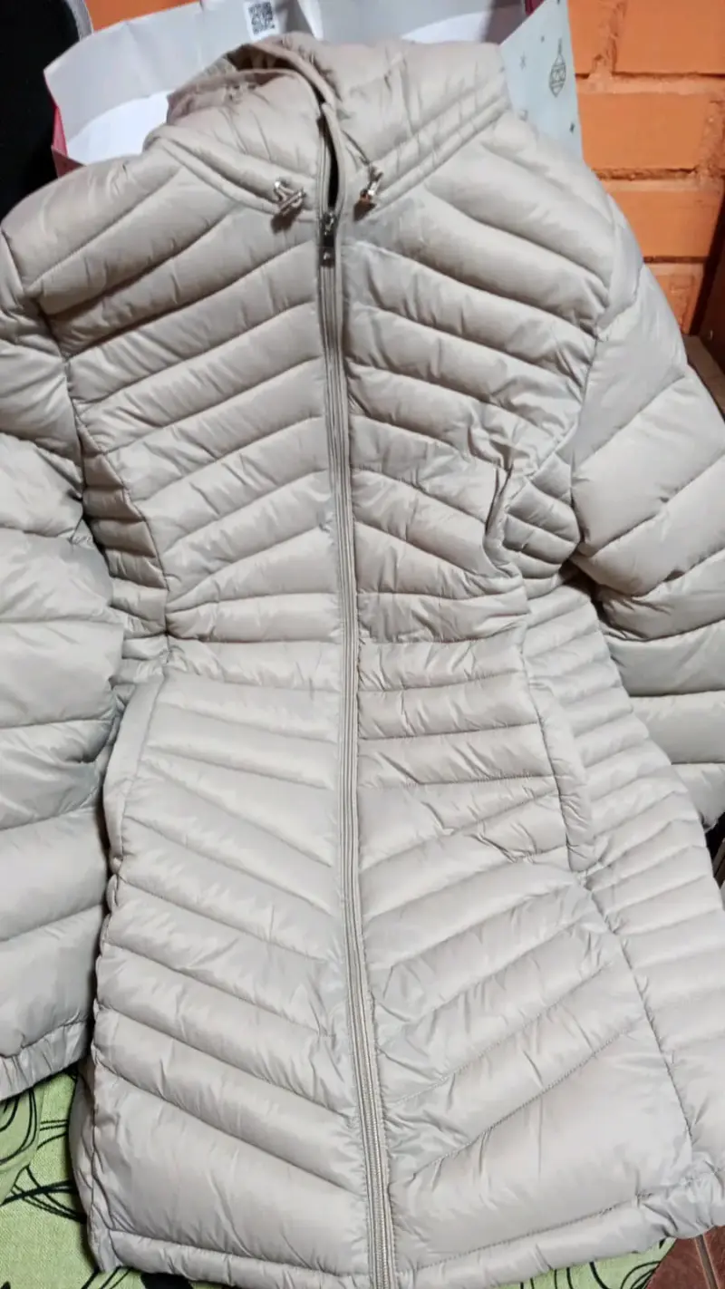 Chaqueta acolchada beige con capucha