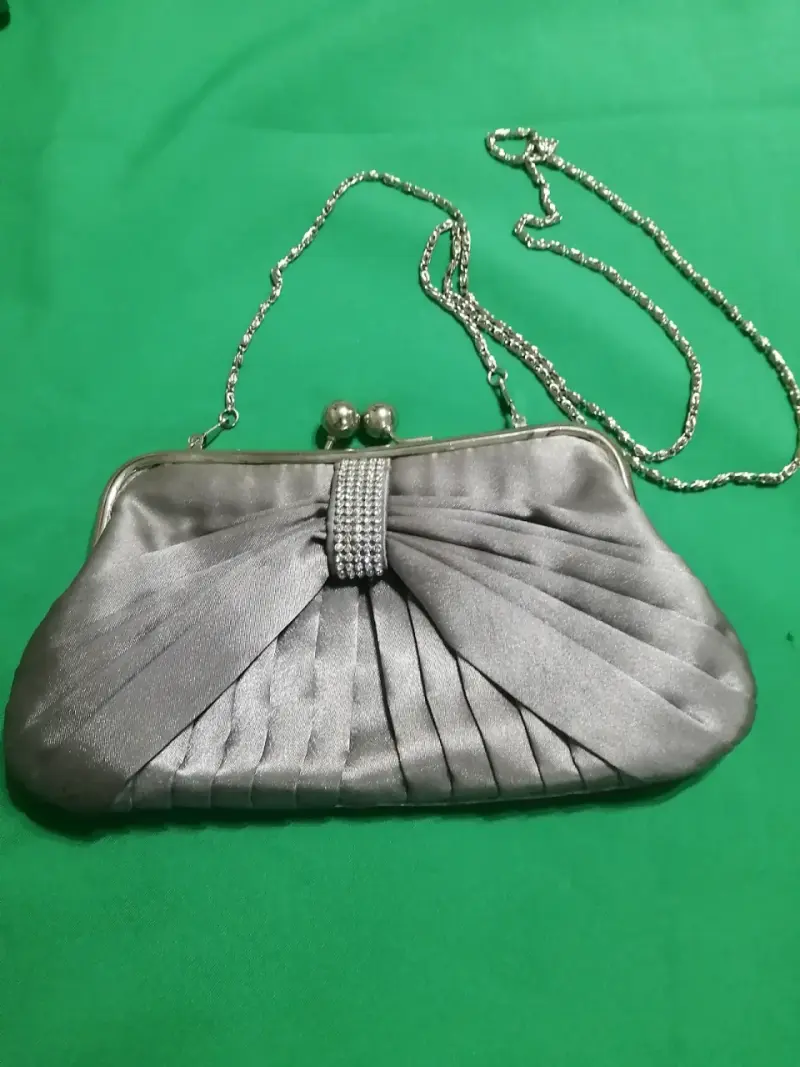 Elegante cartera de mano plateada con cadena - 1