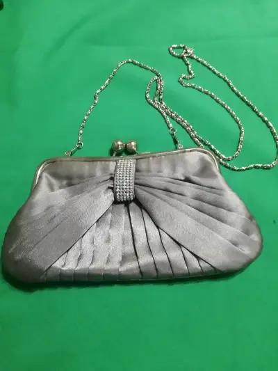 Elegante cartera de mano plateada con cadena - miniatura 1