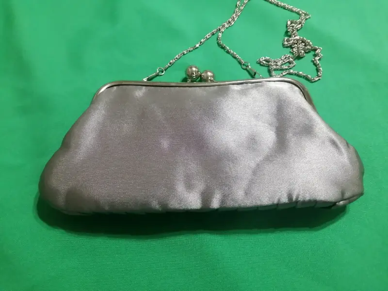 Elegante cartera de mano plateada con cadena - 2