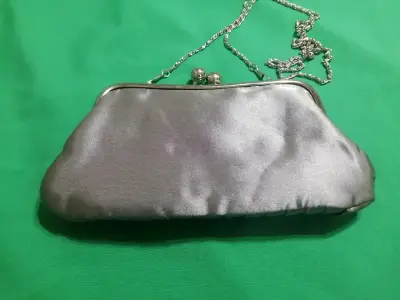 Elegante cartera de mano plateada con cadena - miniatura 2