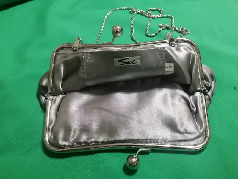 Elegante cartera de mano plateada con cadena - 3