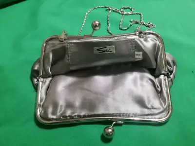 Elegante cartera de mano plateada con cadena - miniatura 3
