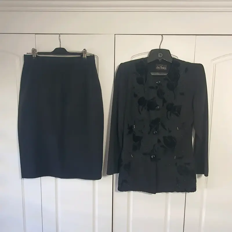 Conjunto de falda y chaqueta negra elegante - 1