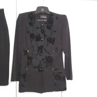 Conjunto de falda y chaqueta negra elegante - miniatura 2