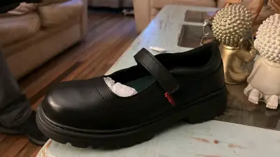 Zapato negro para niña con velcro - miniatura 1