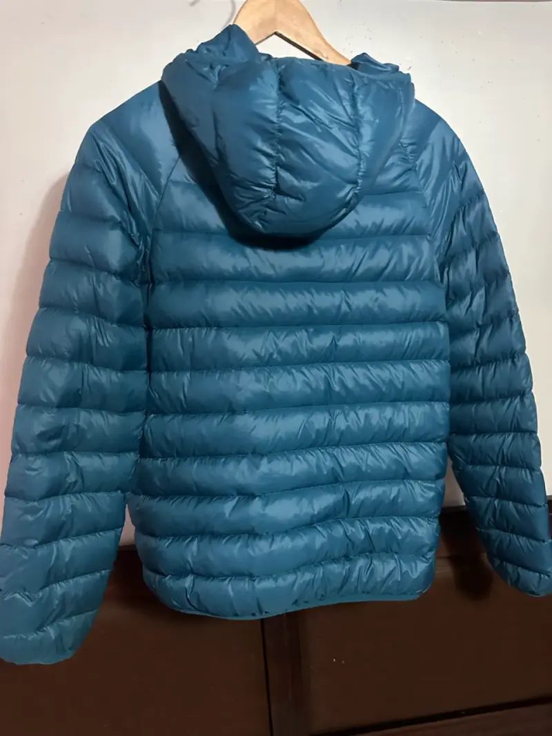 Chaqueta acolchada azul con capucha - 1