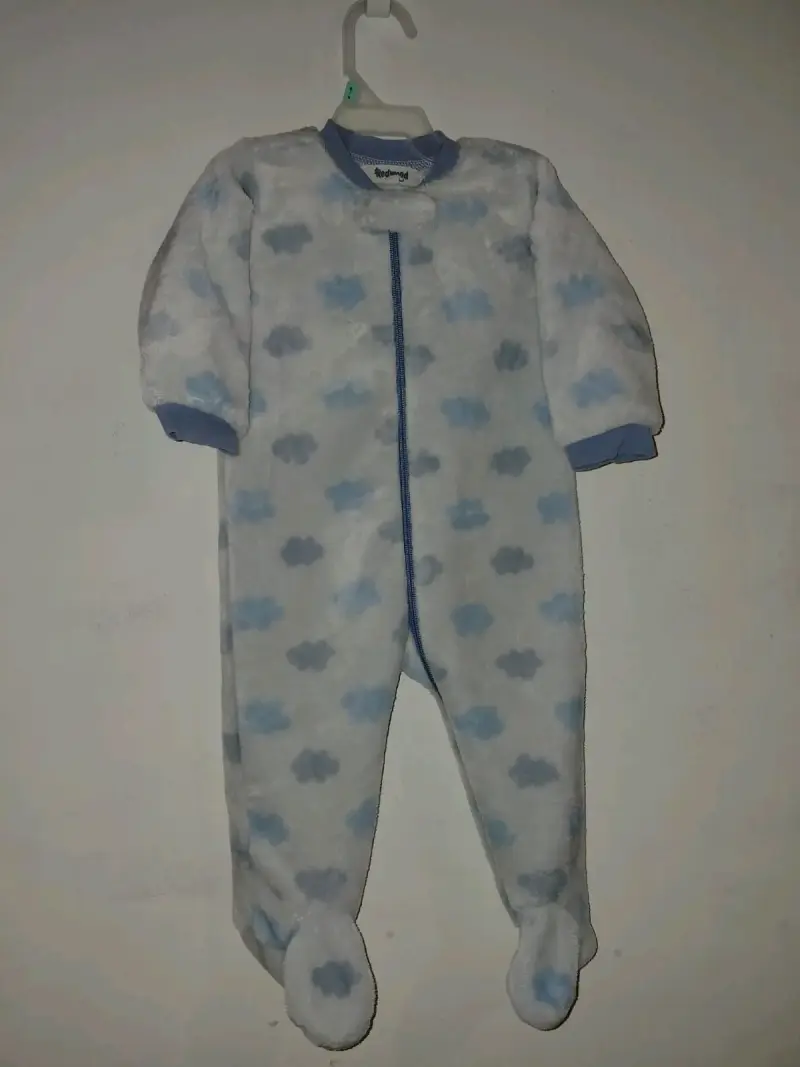 Pijama enterito de bebé con nubes