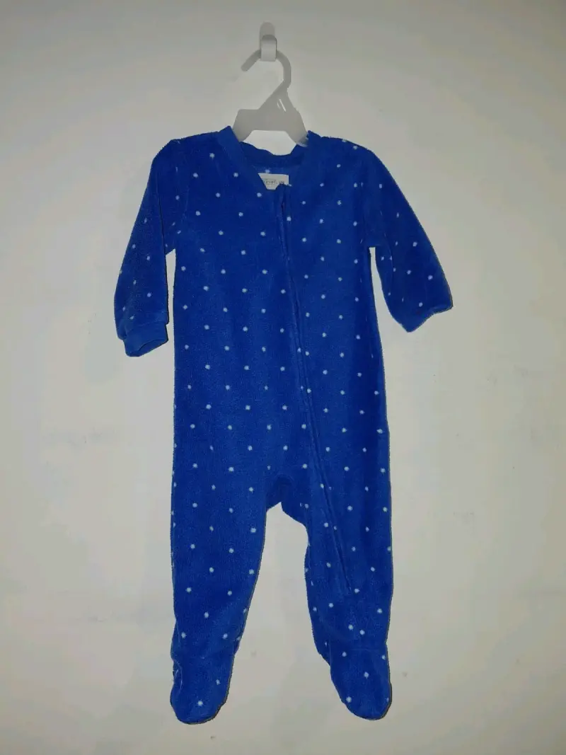 Pijama enterito azul para bebé con puntos