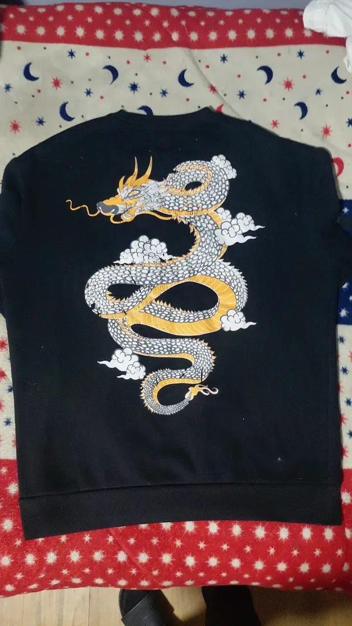 Polerón negro con diseño de dragón - 1