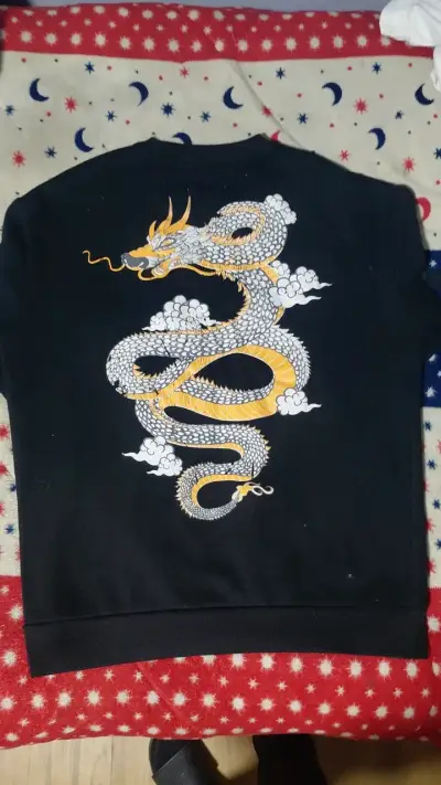 Polerón negro con diseño de dragón - miniatura 1
