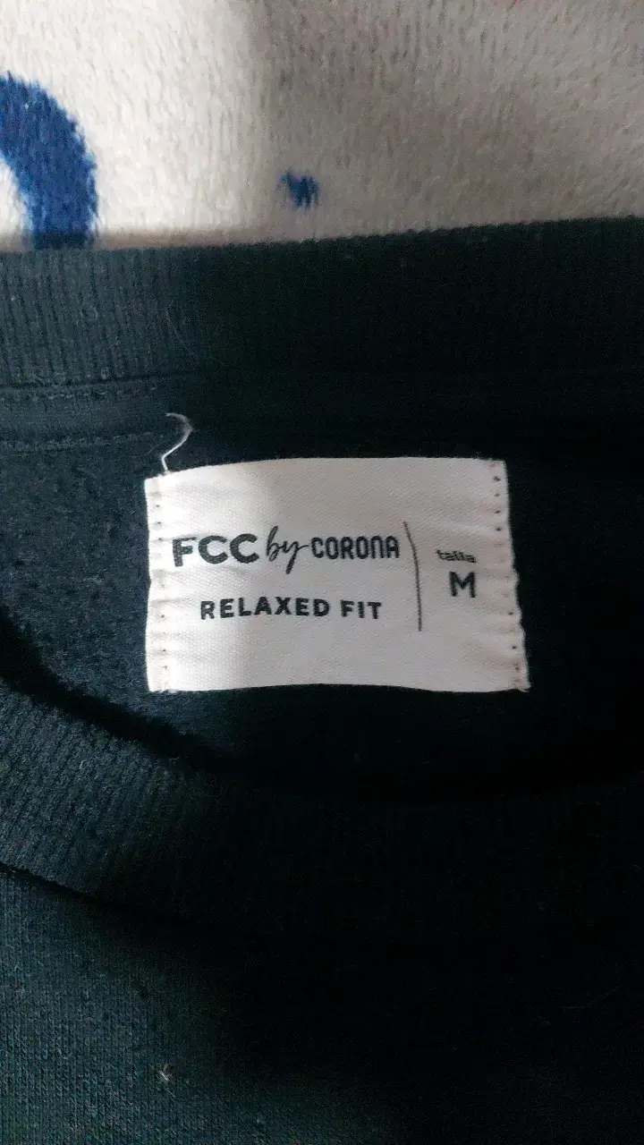 Polerón negro con diseño de dragón - 3