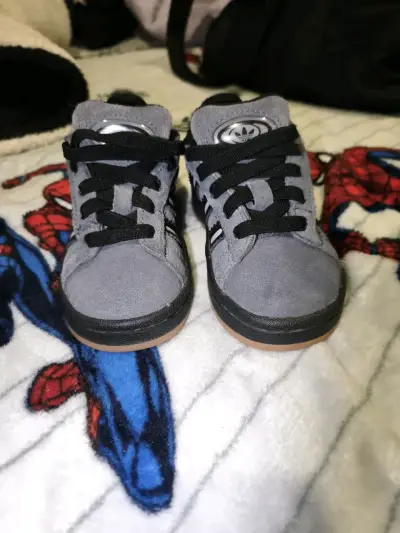 Zapatillas infantiles Adidas grises N°26 - miniatura 1