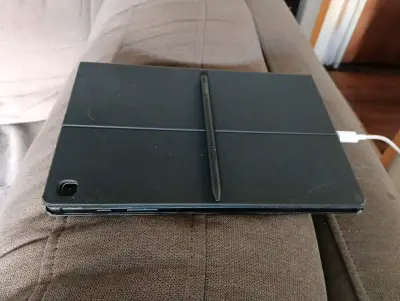 Tablet Samsung Galaxy Tab con funda - miniatura 3